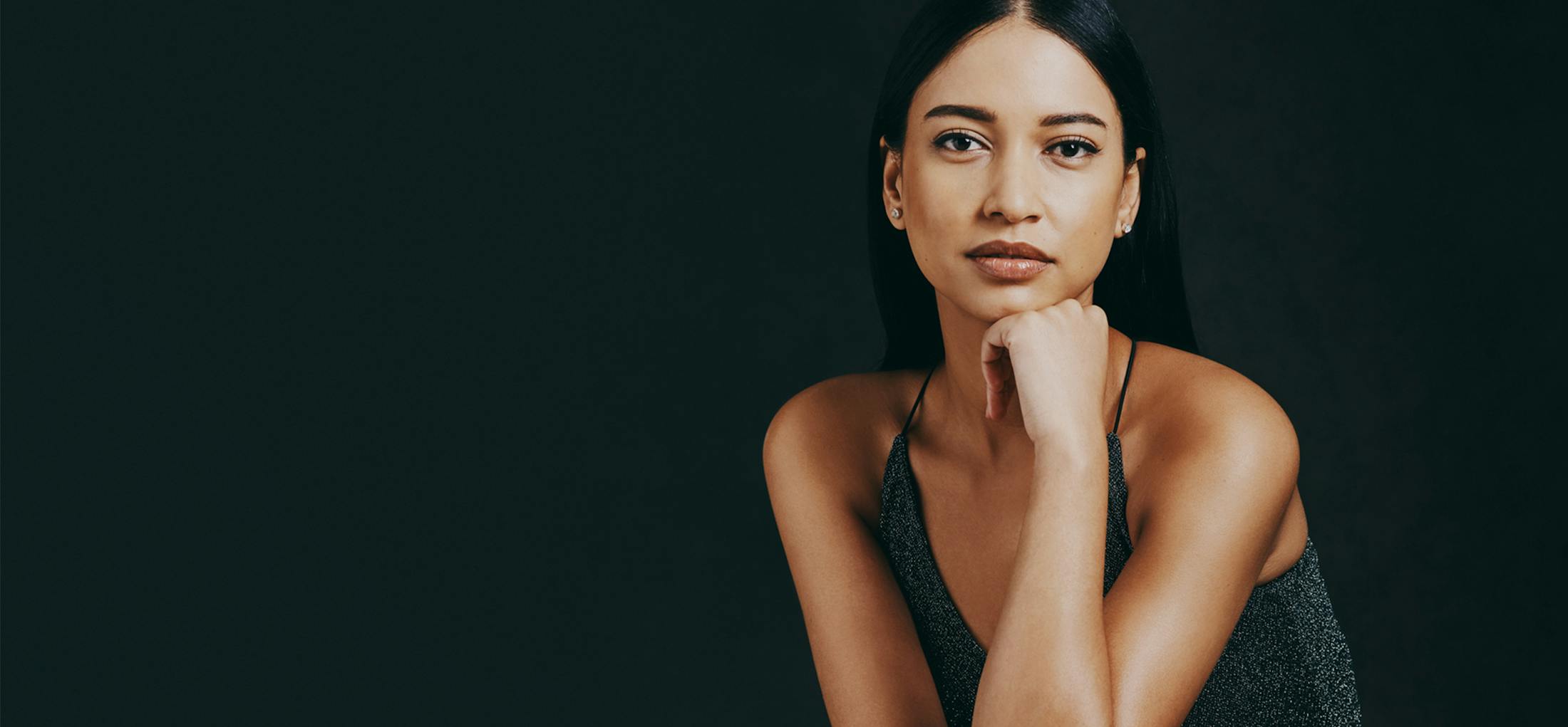 Woman posing with her hand on her chin