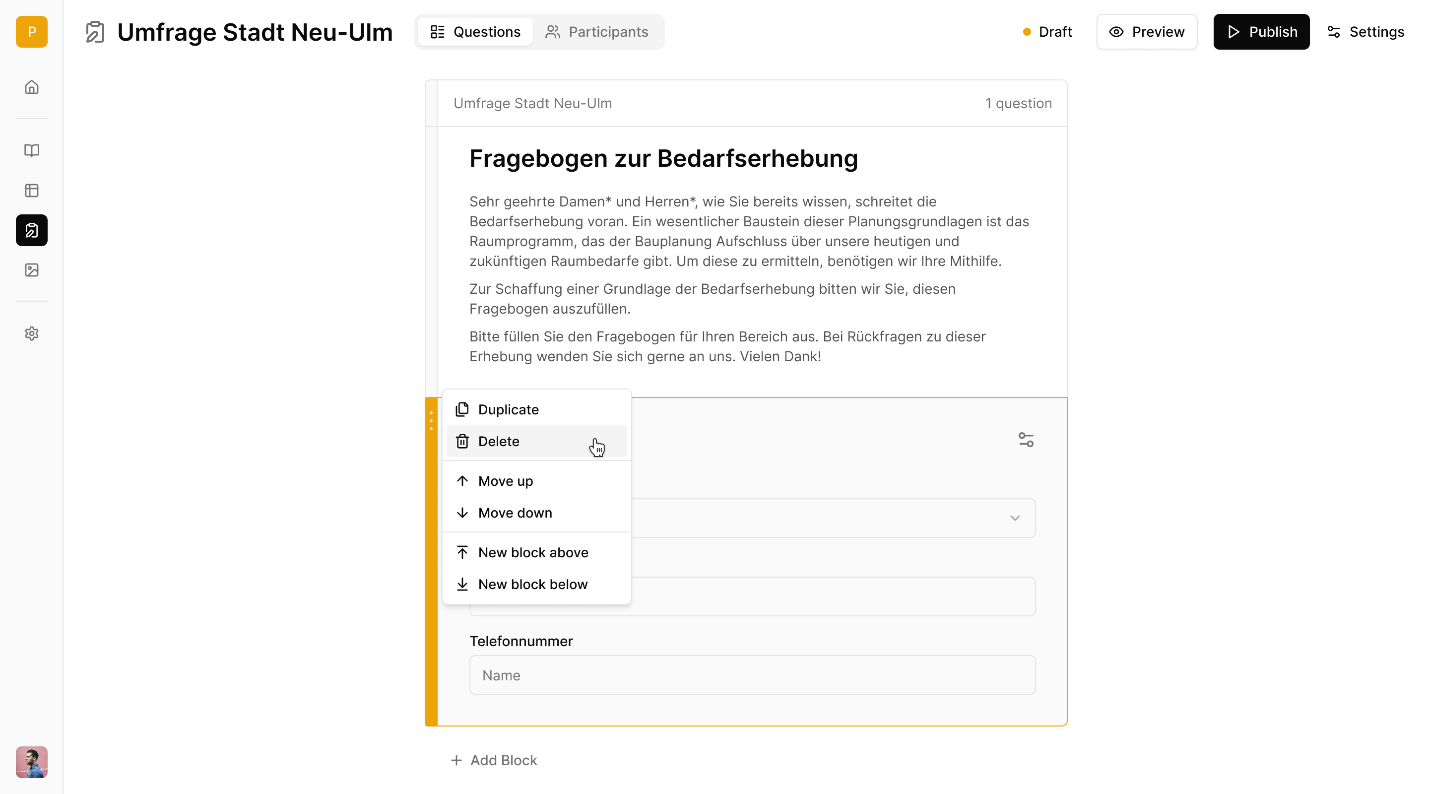 Survey builder UI showing a German needs-assessment questionnaire with an open block context menu for duplicate, delete, move and new block actions