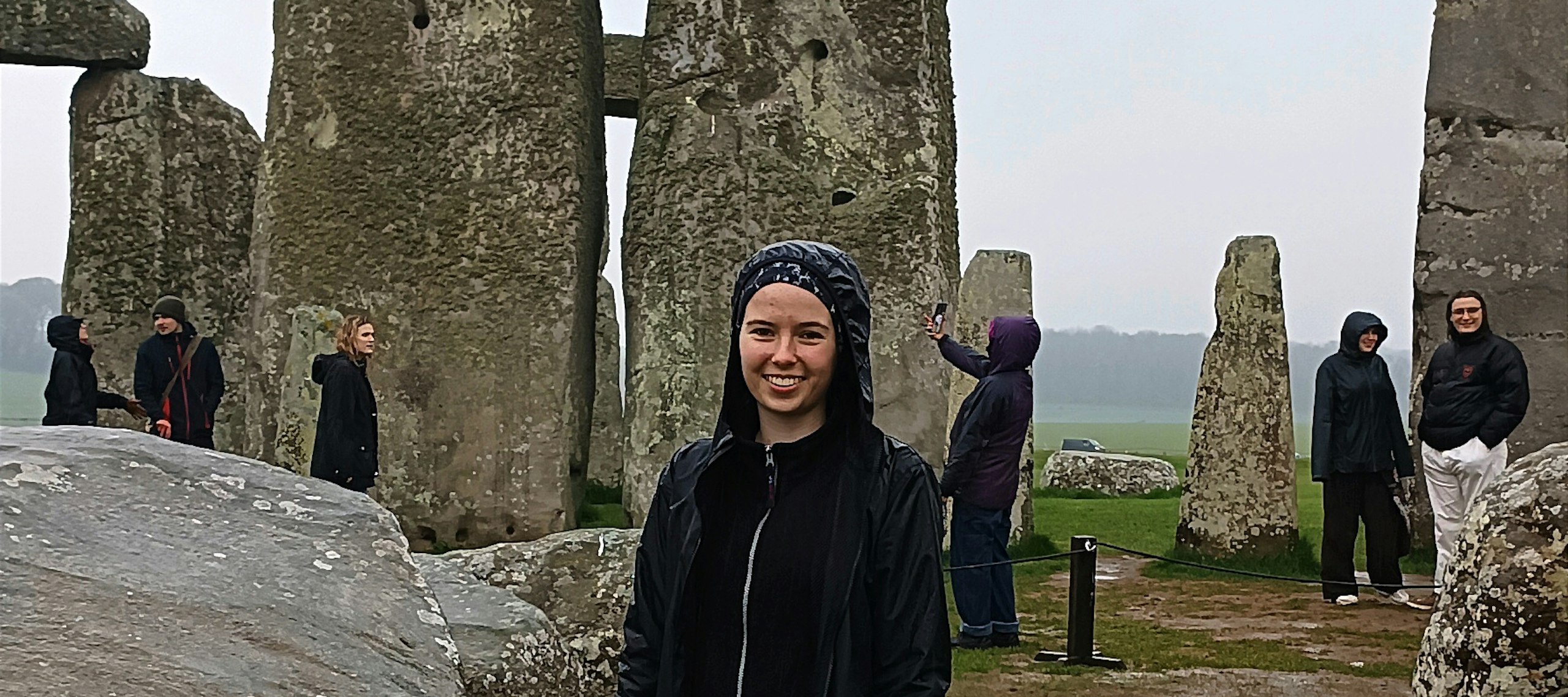 Fotka z výletu na Stonehenge, kde jsme se jako skupina archeologů mohli i procházet mezi kameny. Nebyl by to pravý archeologický výlet v Anglii, kdybychom nezmokli.
