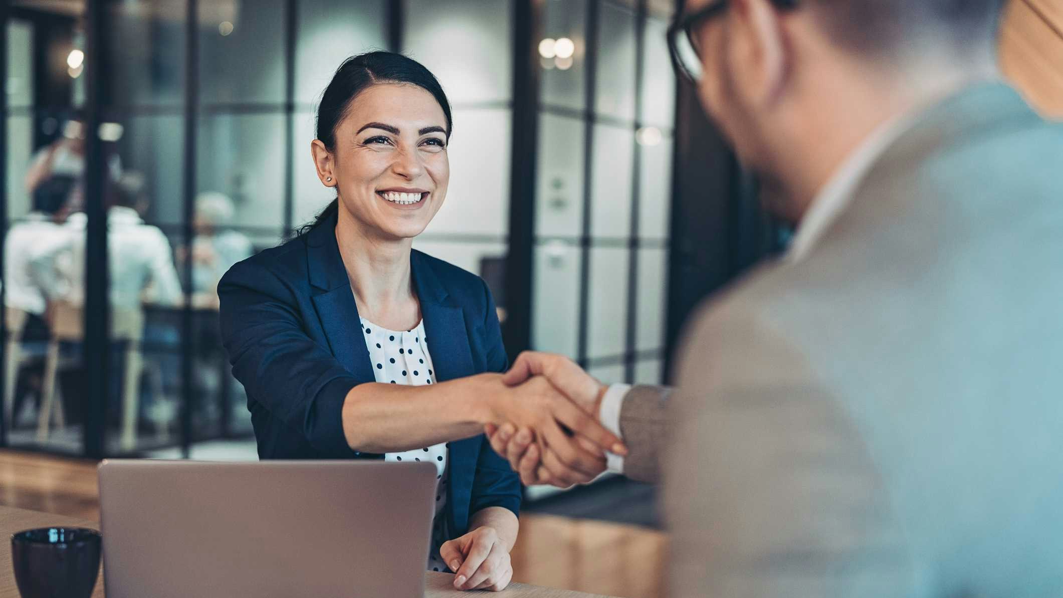 hiral Mitarbeiterin begrüßt Kandidaten