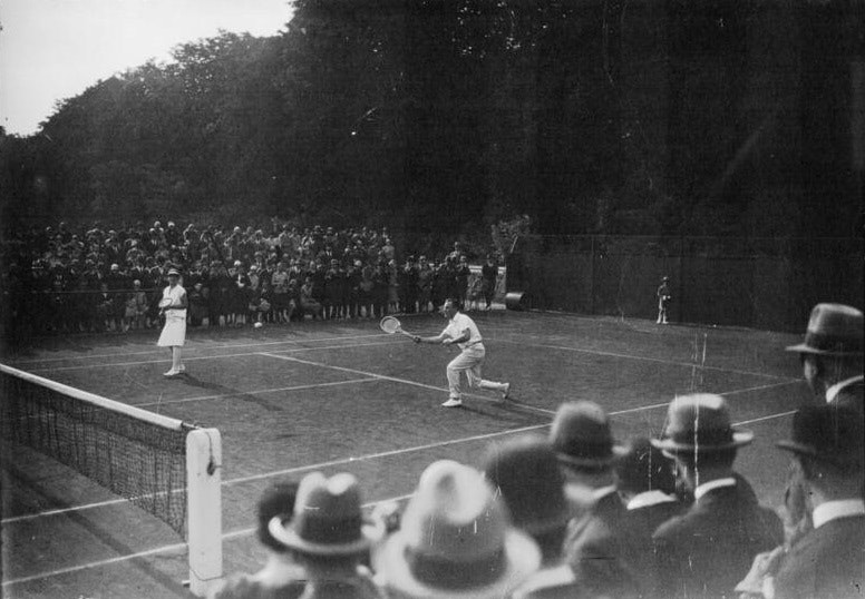 Inauguration du Stade Roland-Garros le 20 Mai 1928 puis victoire des 4 Mousquetaires en finale de la Coupe Davis deux mois plus tard. 