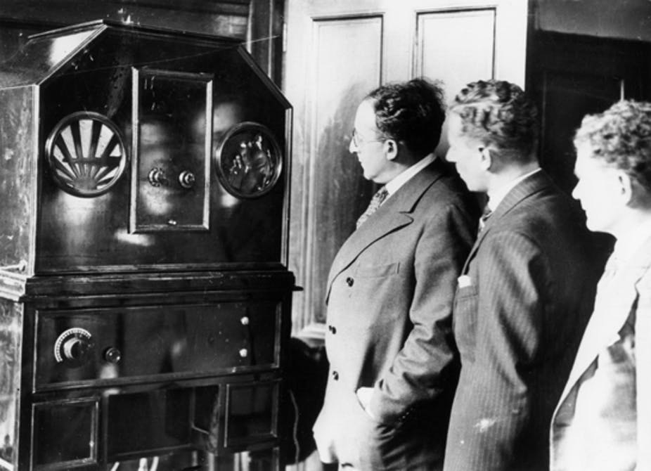 Baird Television diffuse le 30 septembre 1929, la première chaîne de télévision du Royaume-Uni à partir de son studio de Long Acre, via l'émetteur londonien de la BBC.