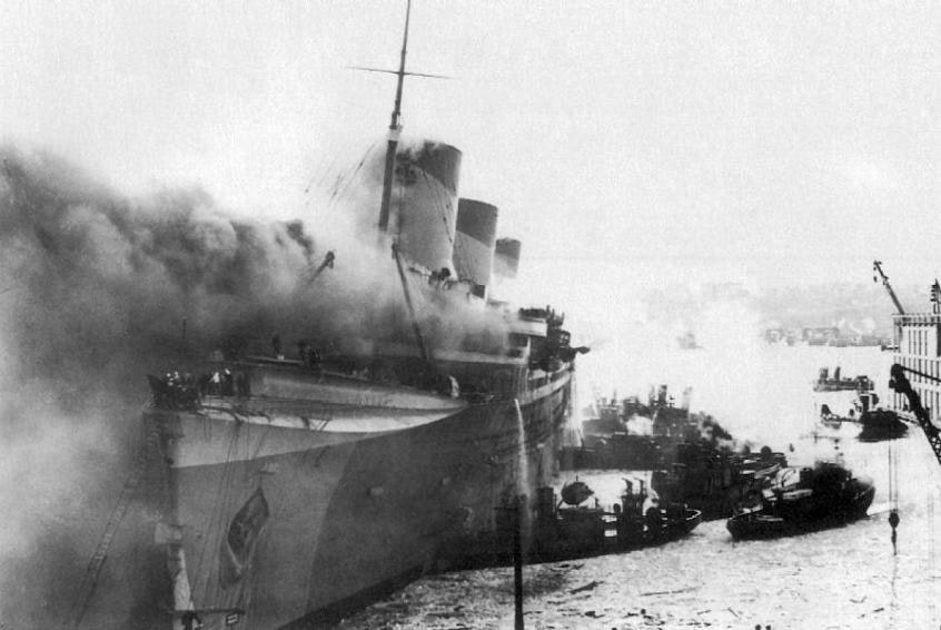 Incendie et naufrage du paquebot Normandie dans le port de New York le 9 février 1942