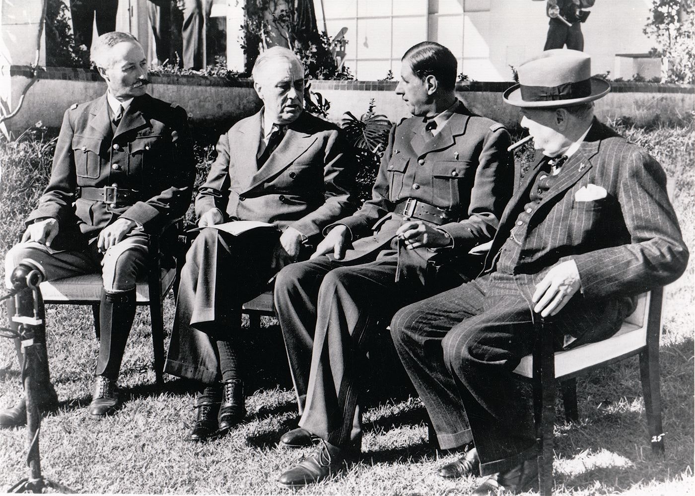 Le 14 janvier 1943, Churchill, De Gaulle, Roosevel et Giraud se réunissent lors de la conférence secrète de Casablanca.