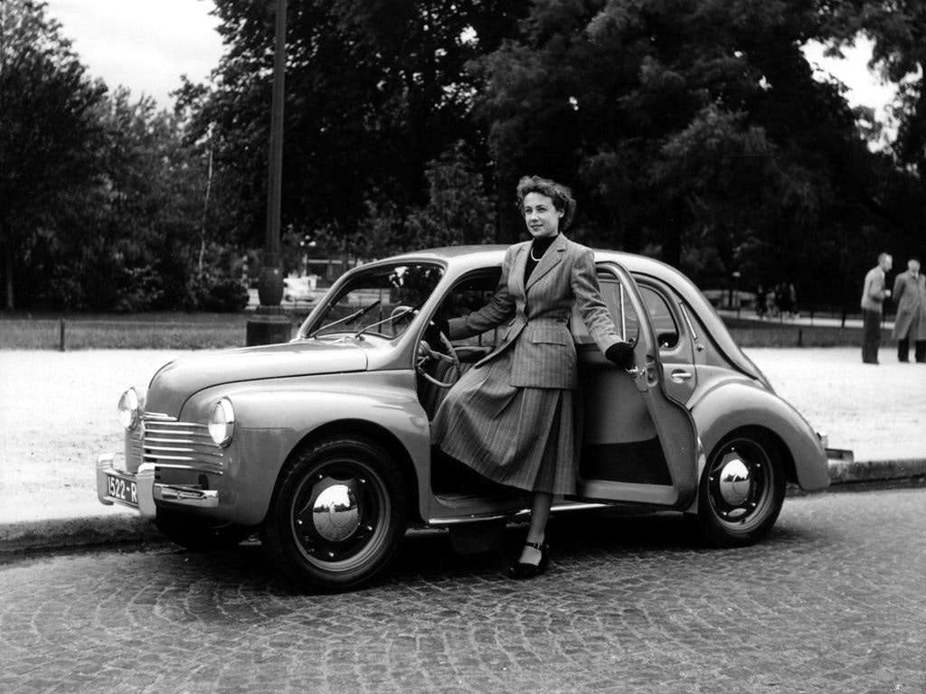 The first production 4CV rolled off the assembly lines on Île Seguin on August 12, 1947.