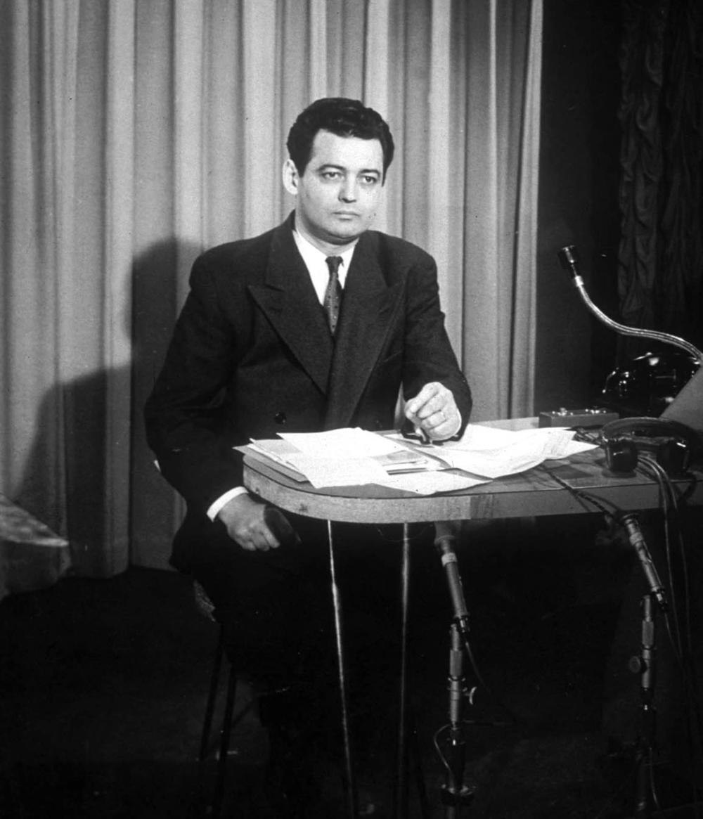 Pierre Sabbagh présente le 29 juin 1949 à 21h, le premier journal télévisé sur RTF Télévision.
