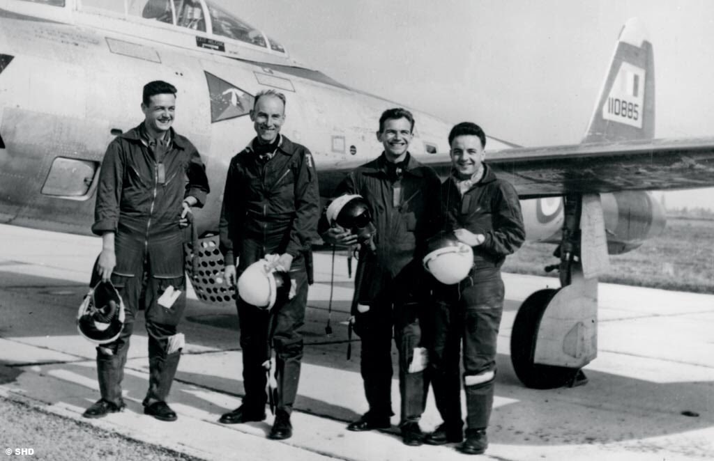 On May 17, 1953 in the sky, Jacques Noetinger gave birth to the “Patrouille de France” in Algiers.