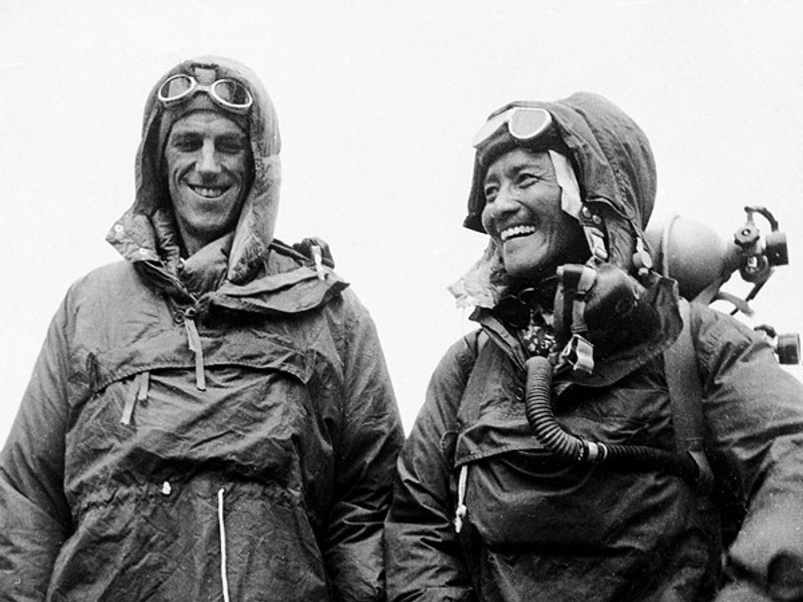 Edmund Hillary et Tenzing Norgay atteignent le sommet de l'Everest