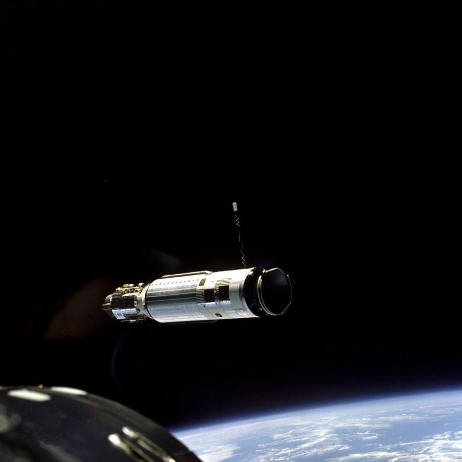 Le 16 mars 1966, Neil Armstrong réussit le premier amarrage de deux engins dans l'espace en accouplant son vaisseau Gemini 8 à un étage de la fusée Agena 8