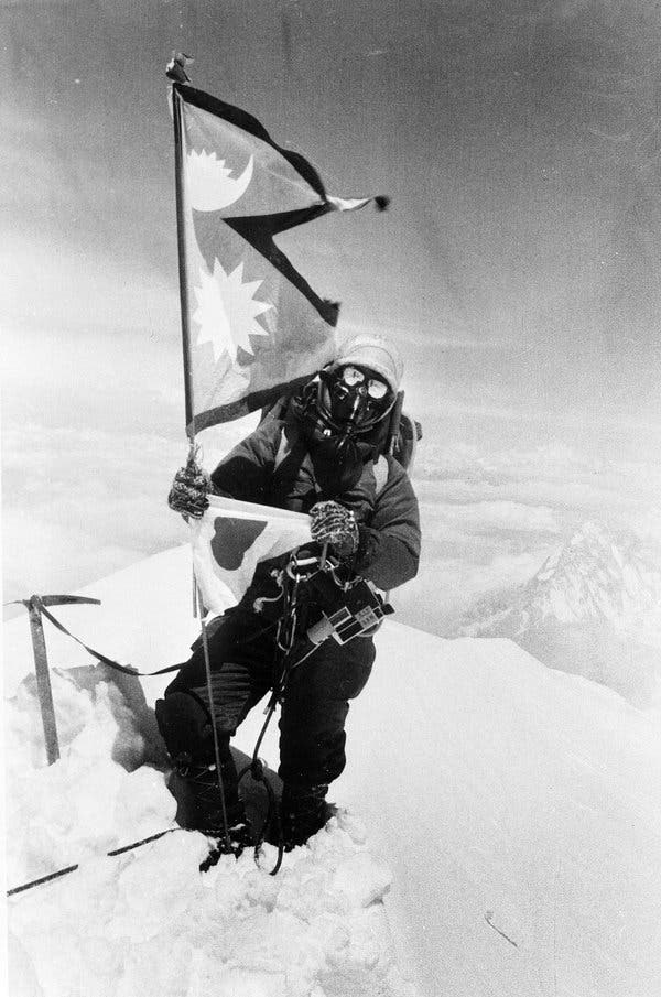 Le 16 mai 1975, la Japonaise Junko Tabei devient la première femme de l'histoire à atteindre le sommet de l'Everest.