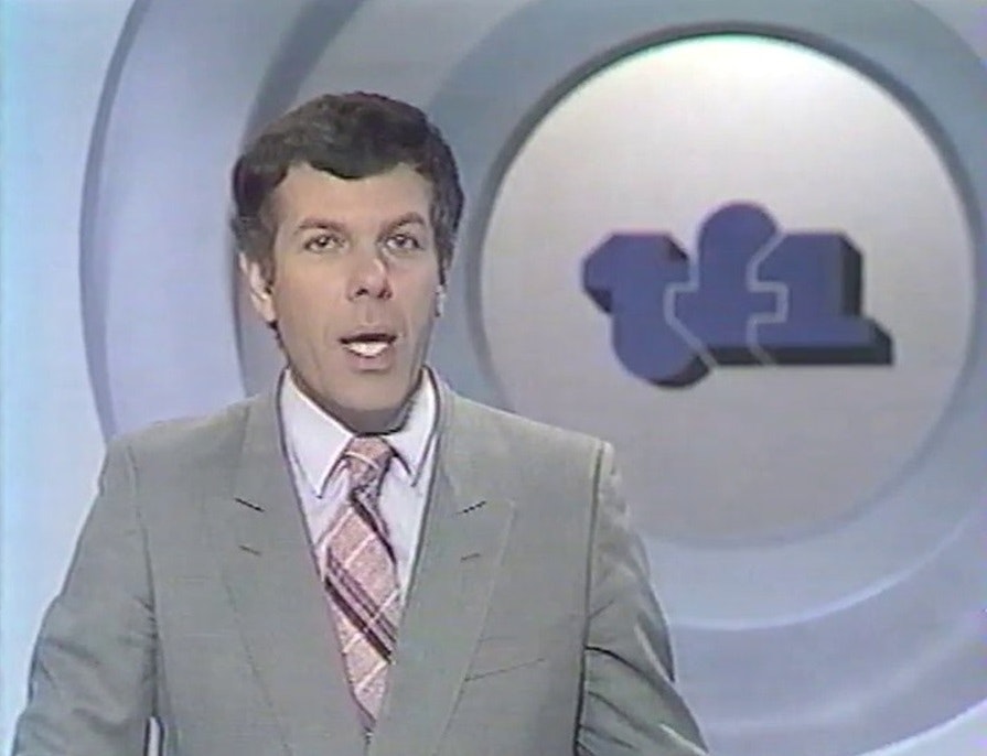 En 1975, Jean-Claude Bourret présente sur TF1 le premier journal télévisé de 13h en couleur.