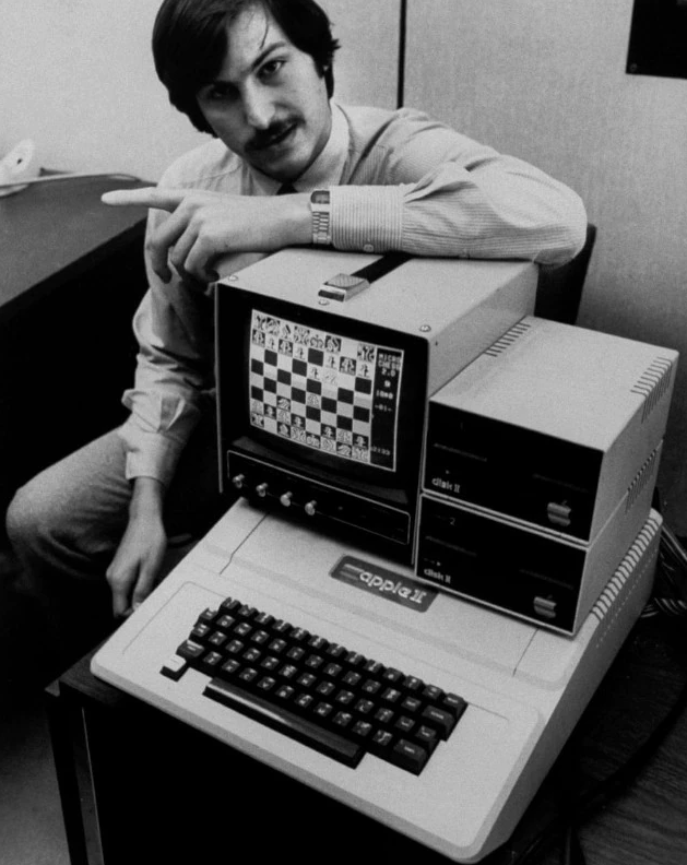 Apple lance le 5 juin 1976 l'Apple II