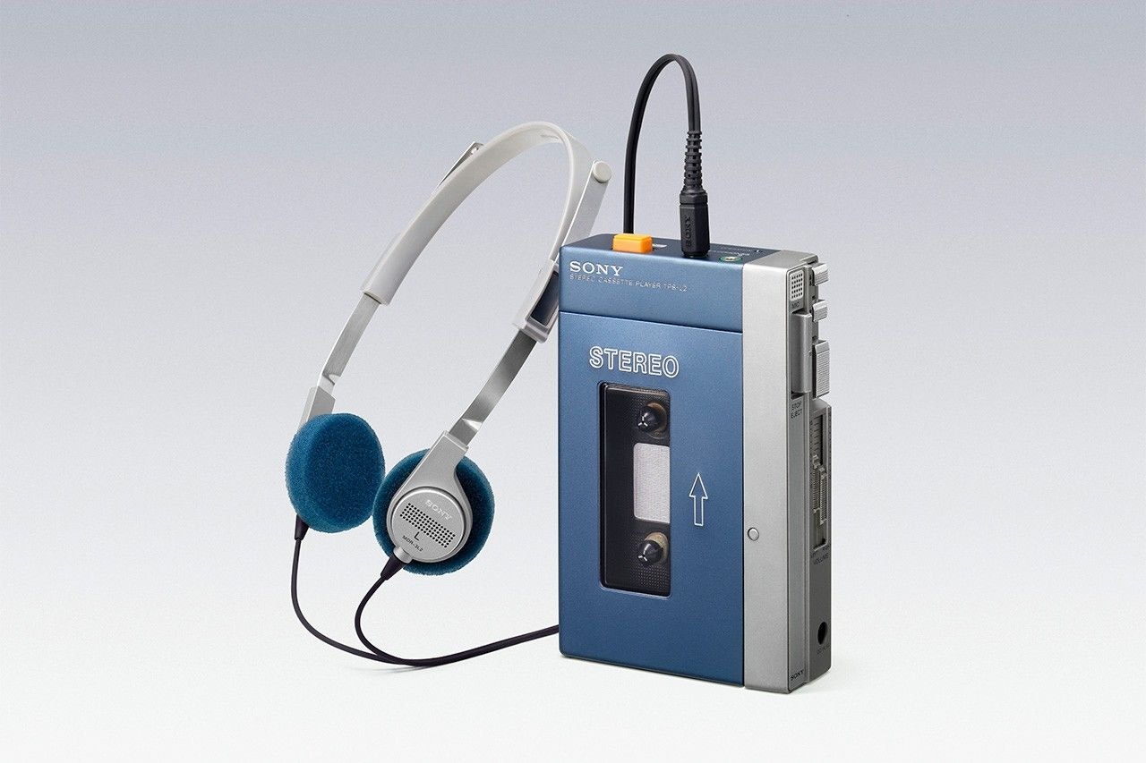 Le 1er juillet 1979, la firme japonaise Sony met sur le marché son premier Walkman.