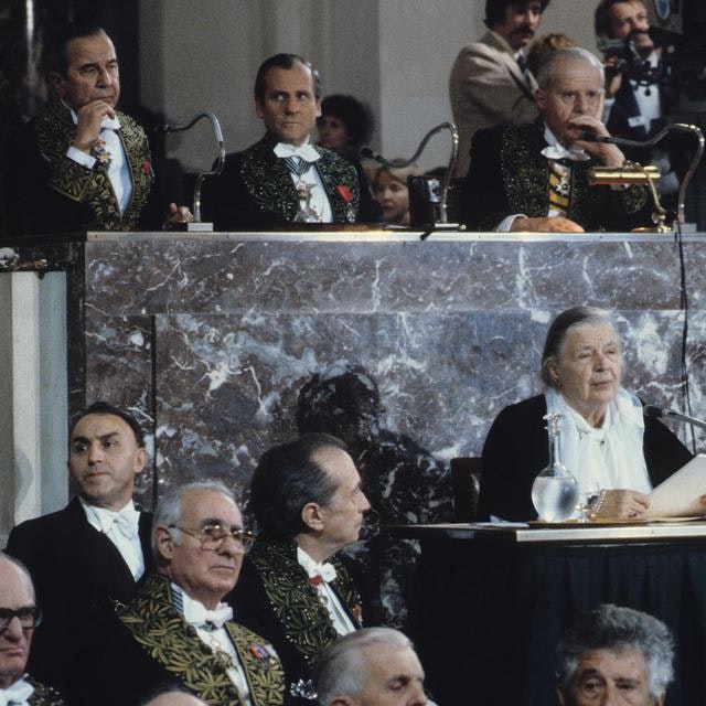 Le 6 mars 1980, Marguerite Yourcenar est la première femme à entrer à l'Académie Française.