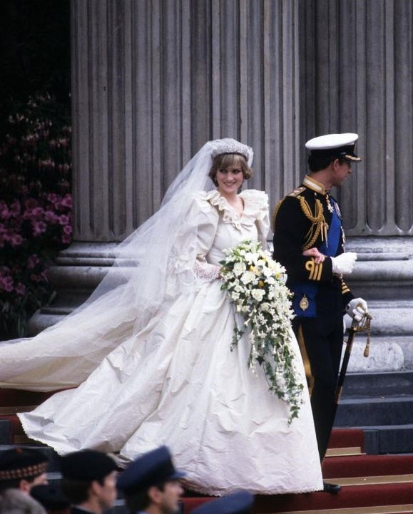 Le Prince Charles de Galles, fils de la reine d'Angleterre Elisabeth II, épouse Lady Diana Spencer le 29 juillet 1981.