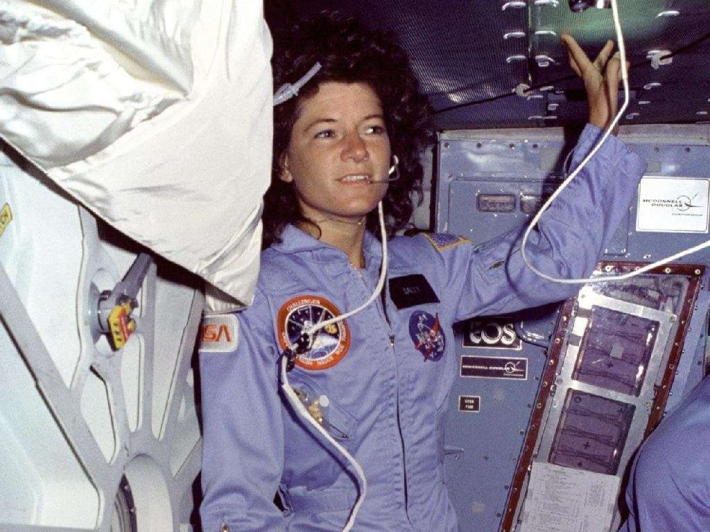 Le 18 juin 1983, Sally Ride devient la première femme américaine à participer à une mission habitée à bord de la navette spatiale Challenger. 