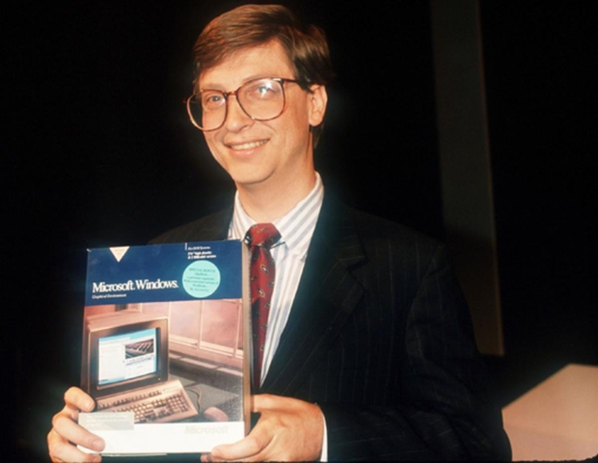 Microsoft commercialise le 20 novembre 1985 son premier système d'information, Windows.