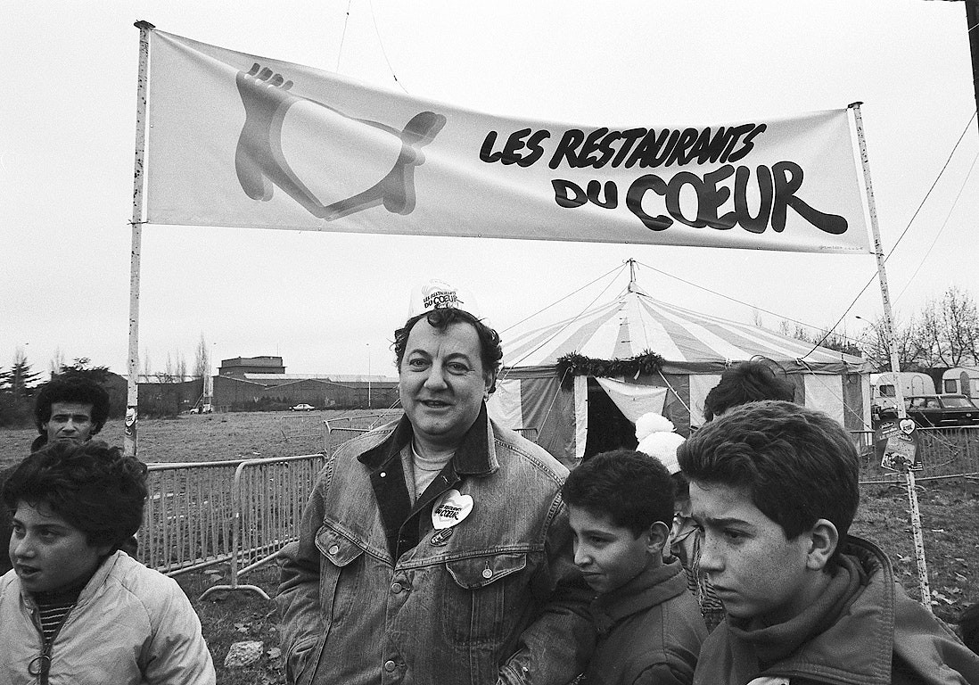 Le premier restaurant du cœur ouvre ses portes en France le 21 décembre 1985 sous une tente dans un terrain vague du 19e arrondissement de Paris.