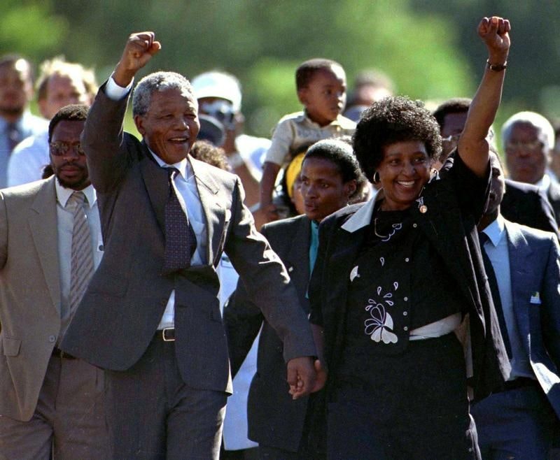 Le 11 février 1990, après plus de 27 ans passés en détention dans la prison de Robben Island, Nelson Mandela est enfin libéré.