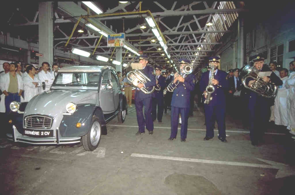 Le 27 juillet 1990, Citroën stoppe définitivement la production de la 2CV. La dernière produite sort à 16h30h de l'usine de Mangualde sur un air de fanfare.