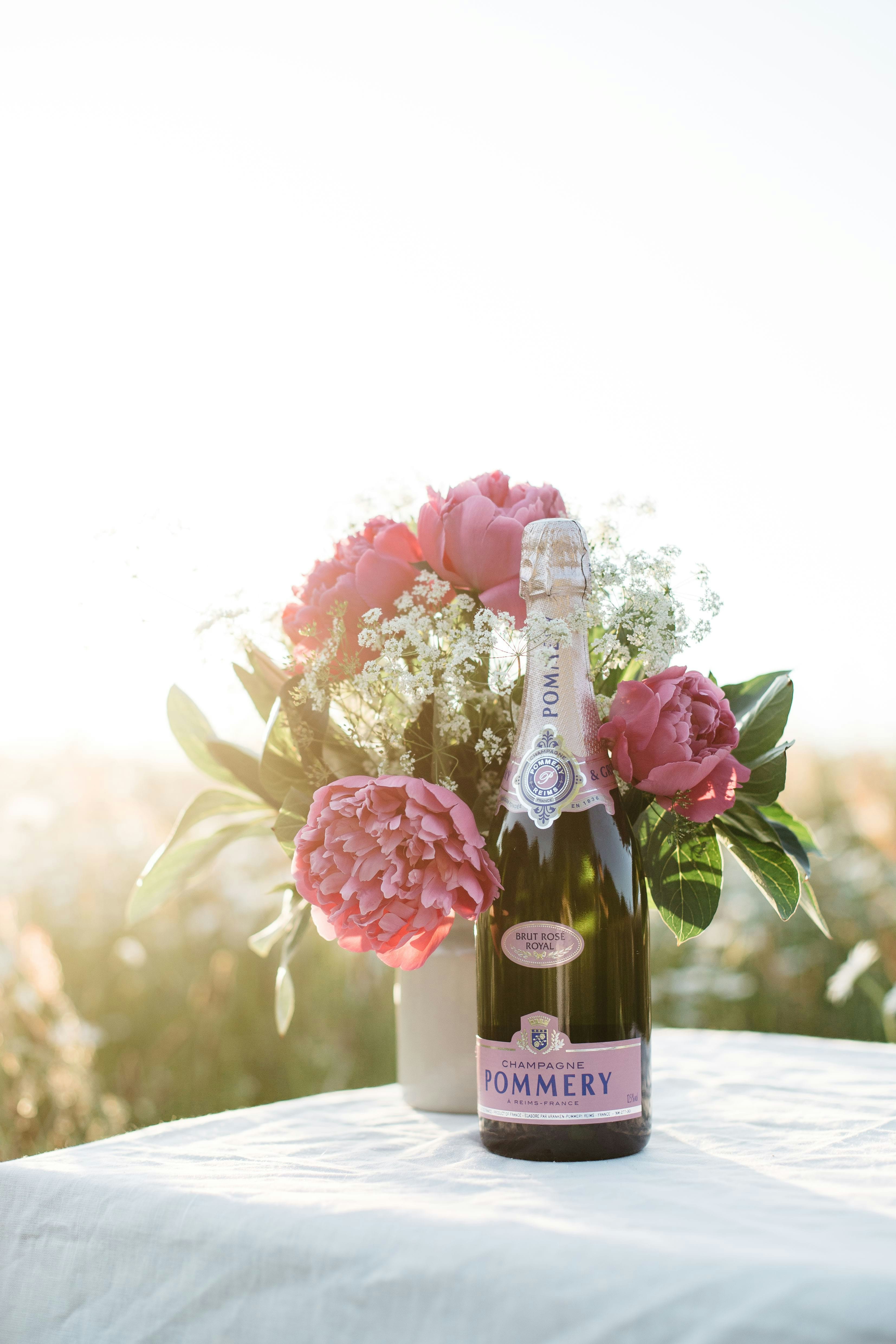 Bouteille de Pommery Brut Rosé royal 75cl sur une table avec des fleurs