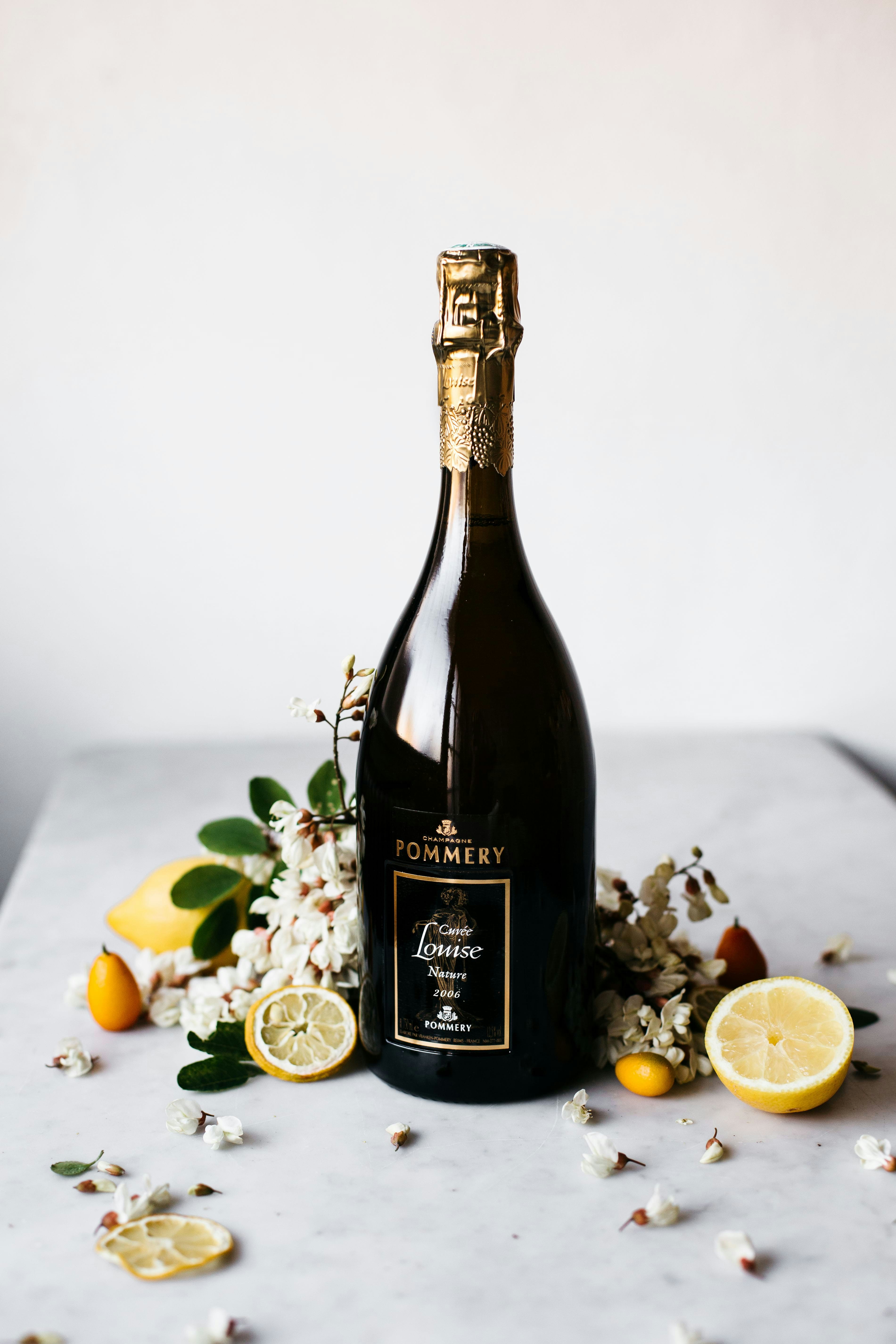 Une Bouteille de Pommery cuvée louise brut nature 2006 75cl avec des citrons