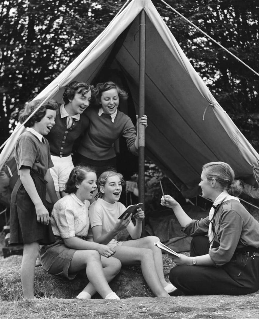 Rassemblement de scouts sous une tente