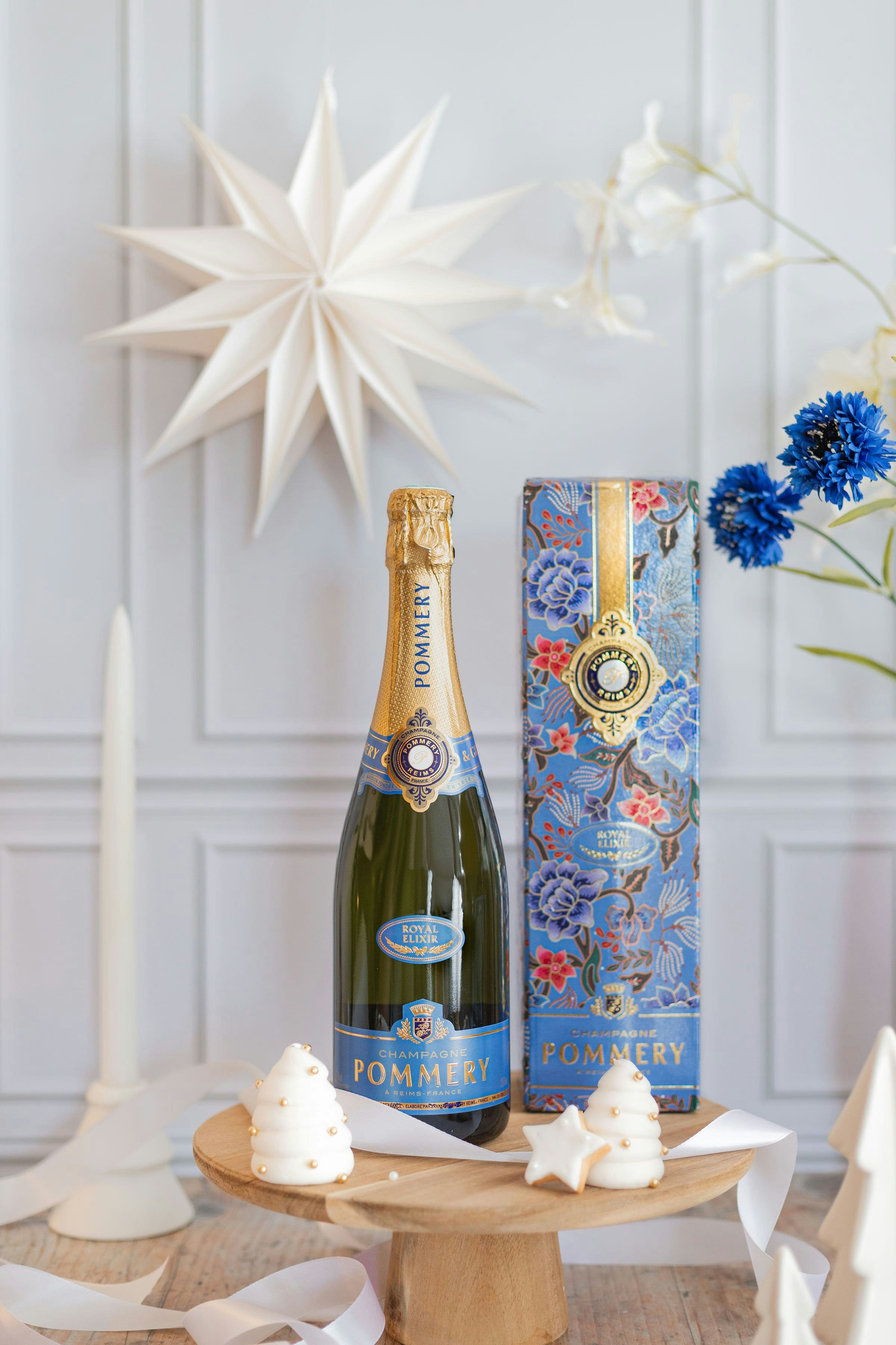 Une Bouteille de Pommery Royal Elixir 75cl avec étui avec décorations en fond