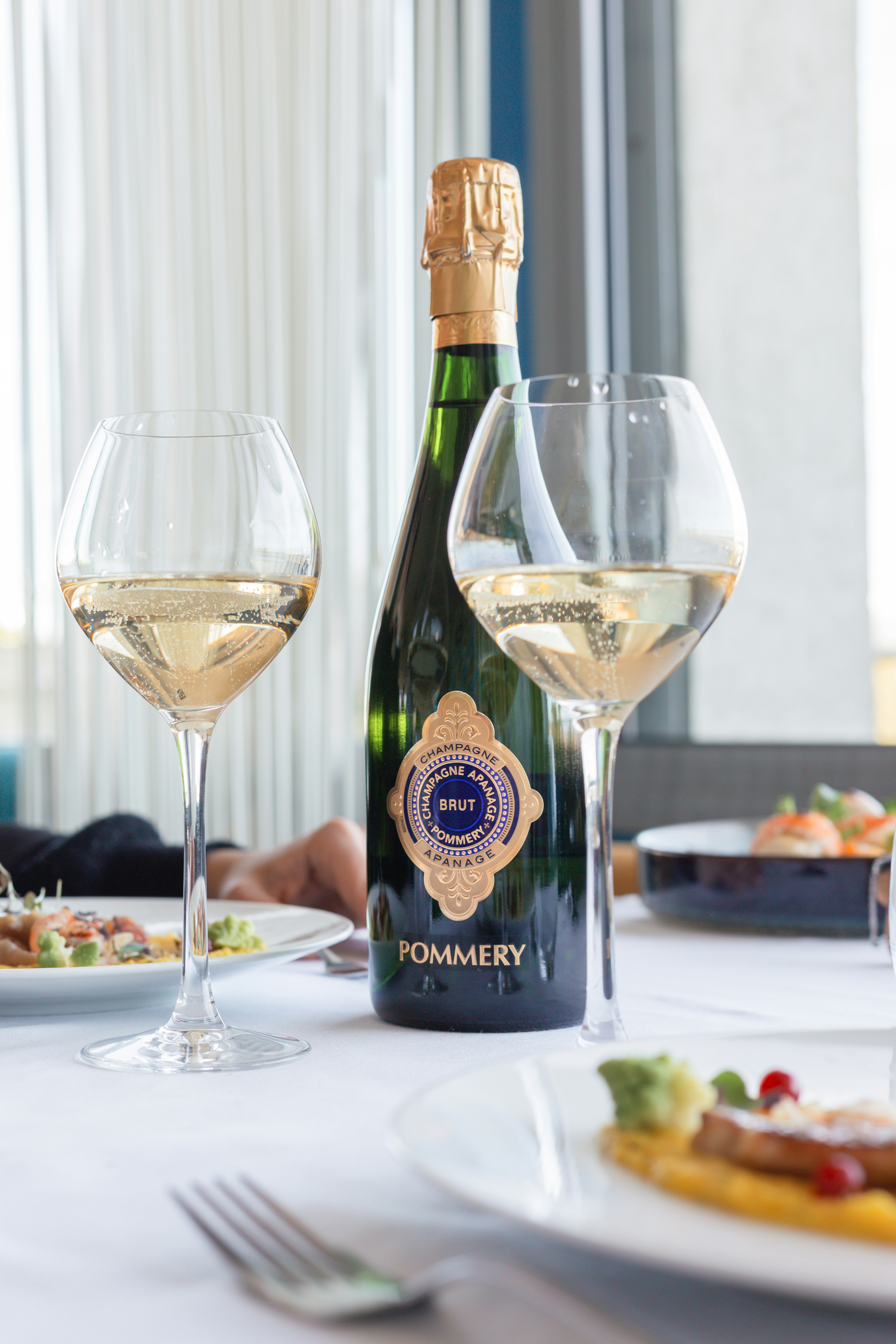 Une bouteille de Pommery Apanage Brut 1874 lors d'un repas avec 2 coupes