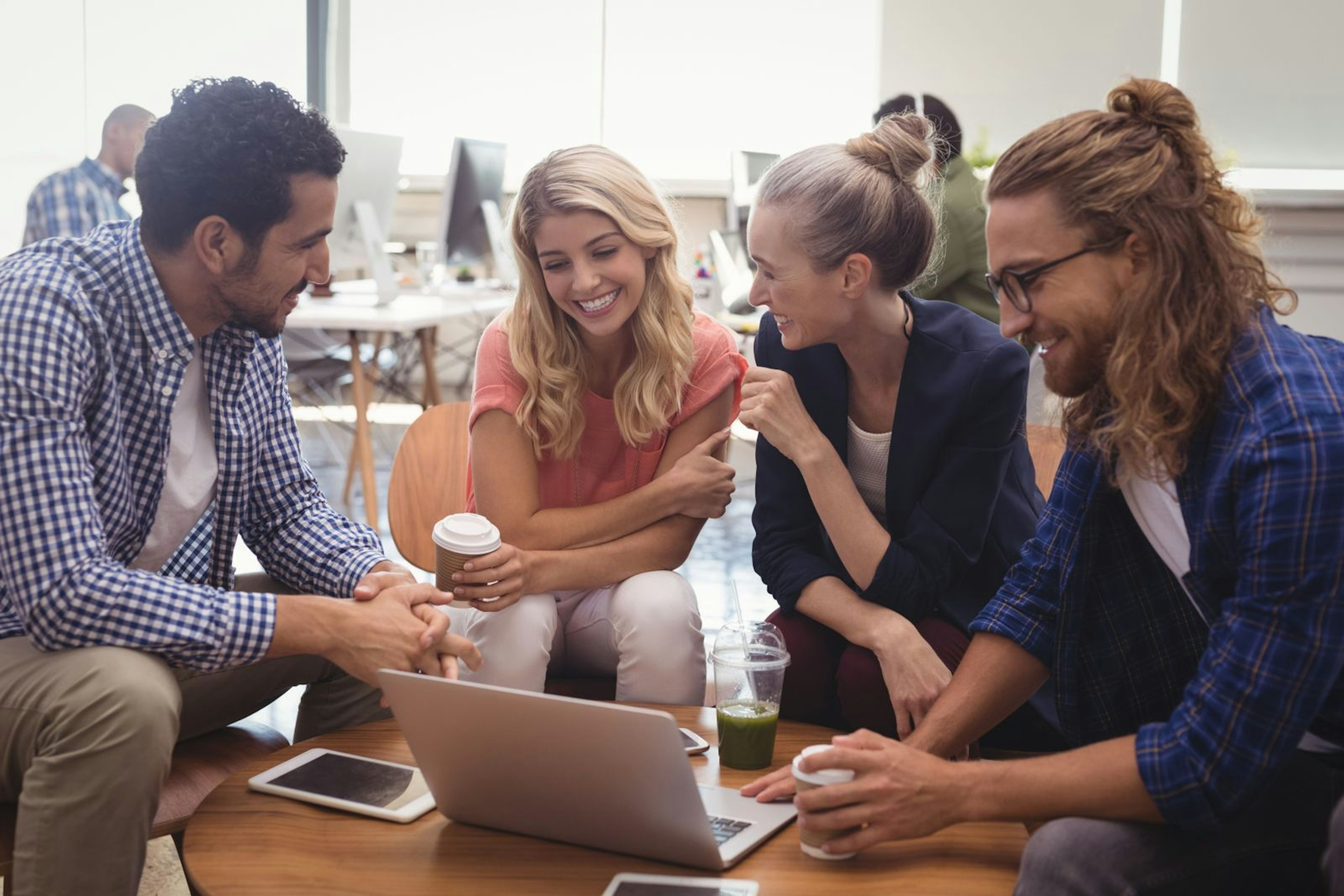 Mitarbeitende arbeiten im Team