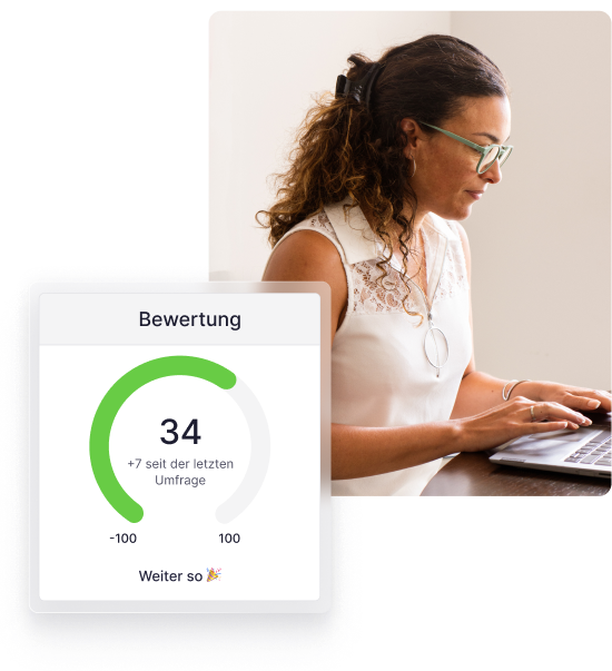 Ein Frau an einem Laptop. Daneben eine Übersicht ihrer Leistungsbewertung