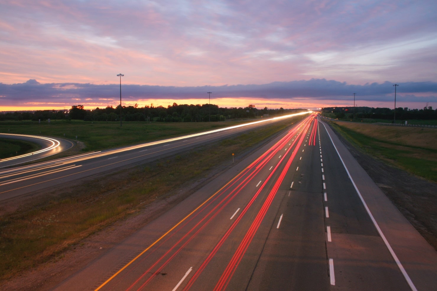 Transportation Auf dem Bild ist eine Autobahn zu sehen.