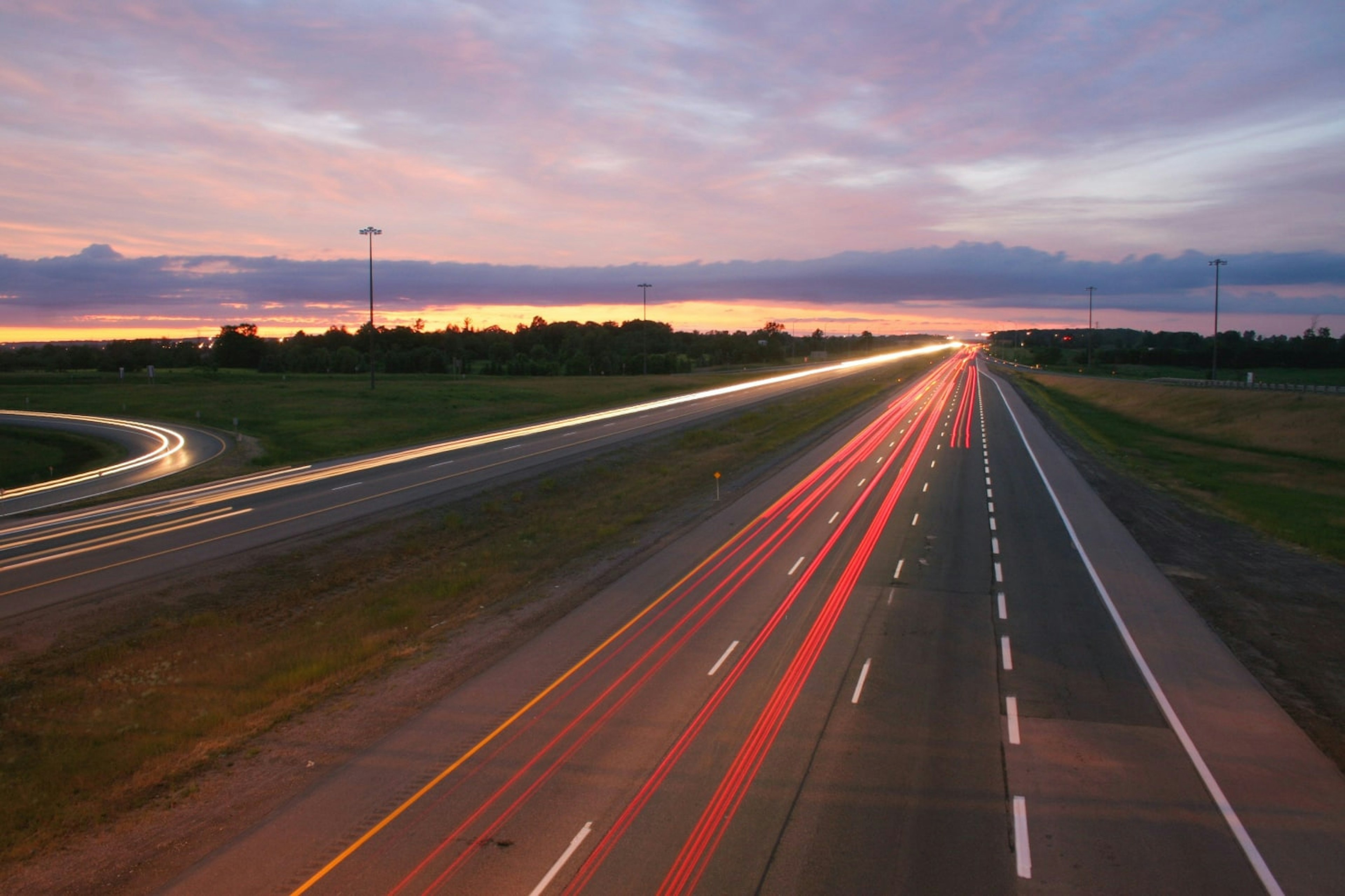Auf dem Bild ist eine Autobahn zu sehen.