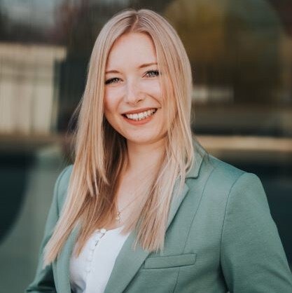 Nicole Hiller Nicole Hiller führt ein Webinar zum Thema HR Software durch