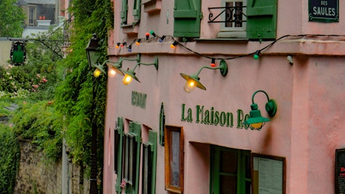Malerischer Blick auf das ikonische Restaurant La Maison Rose in Montmartre, Paris.