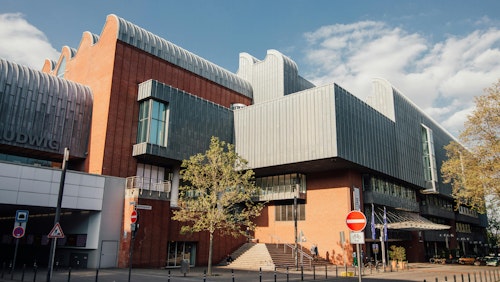 Außenansicht des modernen Museum Ludwig in Köln mit einzigartigem architektonischen Design.