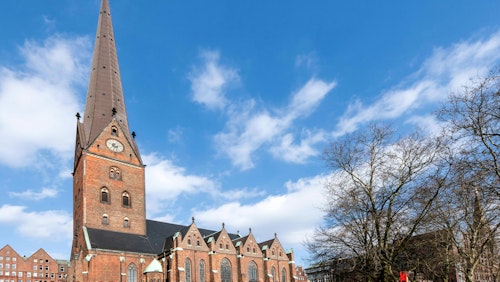 Aufnahme der ikonischen St.-Nikolai-Kirche in der Hamburger Altstadt.