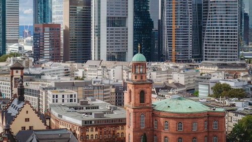 Atemberaubender Blick auf die Frankfurter Skyline mit der historischen Paulskirche inmitten moderner Wolkenkratzer.
