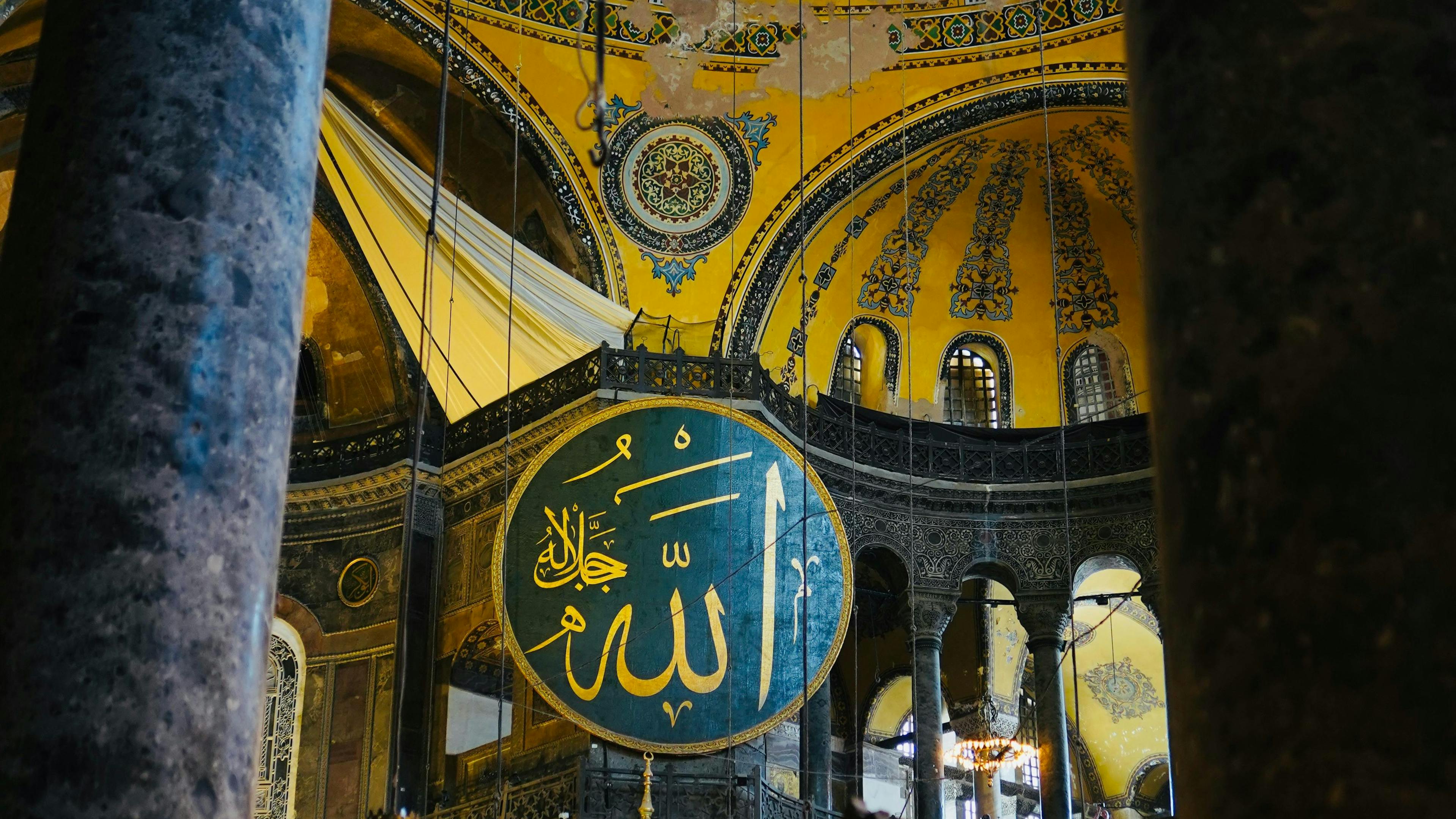 Atemberaubender Blick auf das reich verzierte Kuppelinnere der Hagia Sophia mit islamischer Kalligraphie.