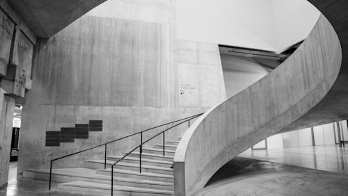Schwarz-Weiß-Foto einer modernen Wendeltreppe in der Tate Modern, London.