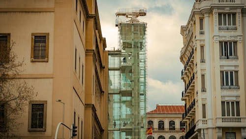 Blick auf moderne und klassische Architektur im Zentrum von Madrid, Spanien.