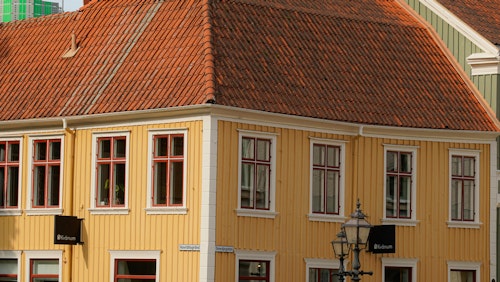 Ein wunderschöner Blick auf eine historische Straßenecke mit markanter Architektur und einem Brunnen.