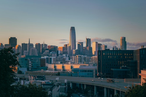 Atemberaubende Skyline von San Francisco bei Sonnenuntergang mit ikonischer moderner Architektur und lebendigem Stadtbild.
