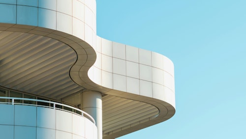 Stilvolle moderne Architektur im Getty Center in Los Angeles vor klarem Himmel.