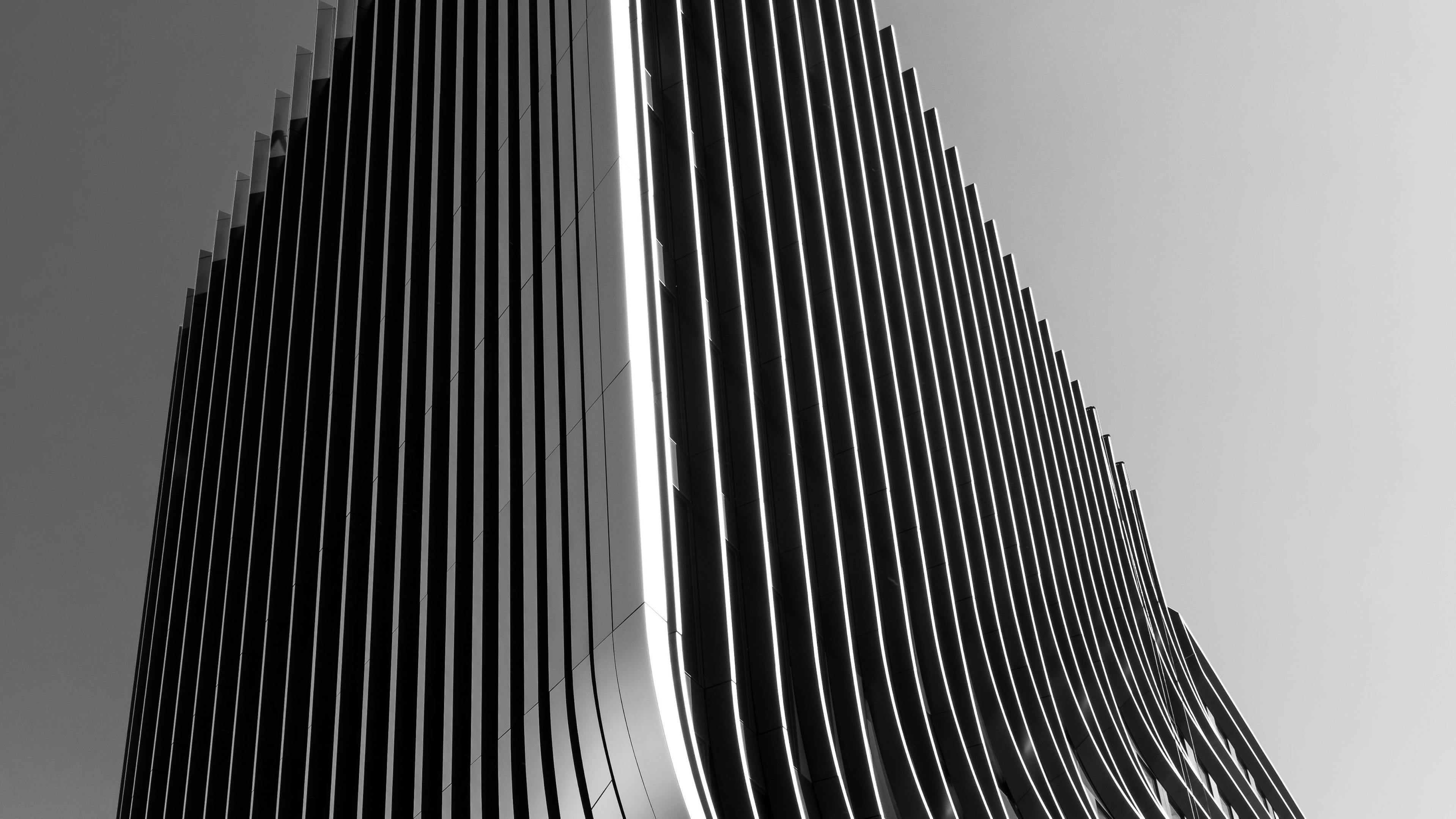 Ein markanter moderner Wolkenkratzer mit geometrischer Fassade in Prag.