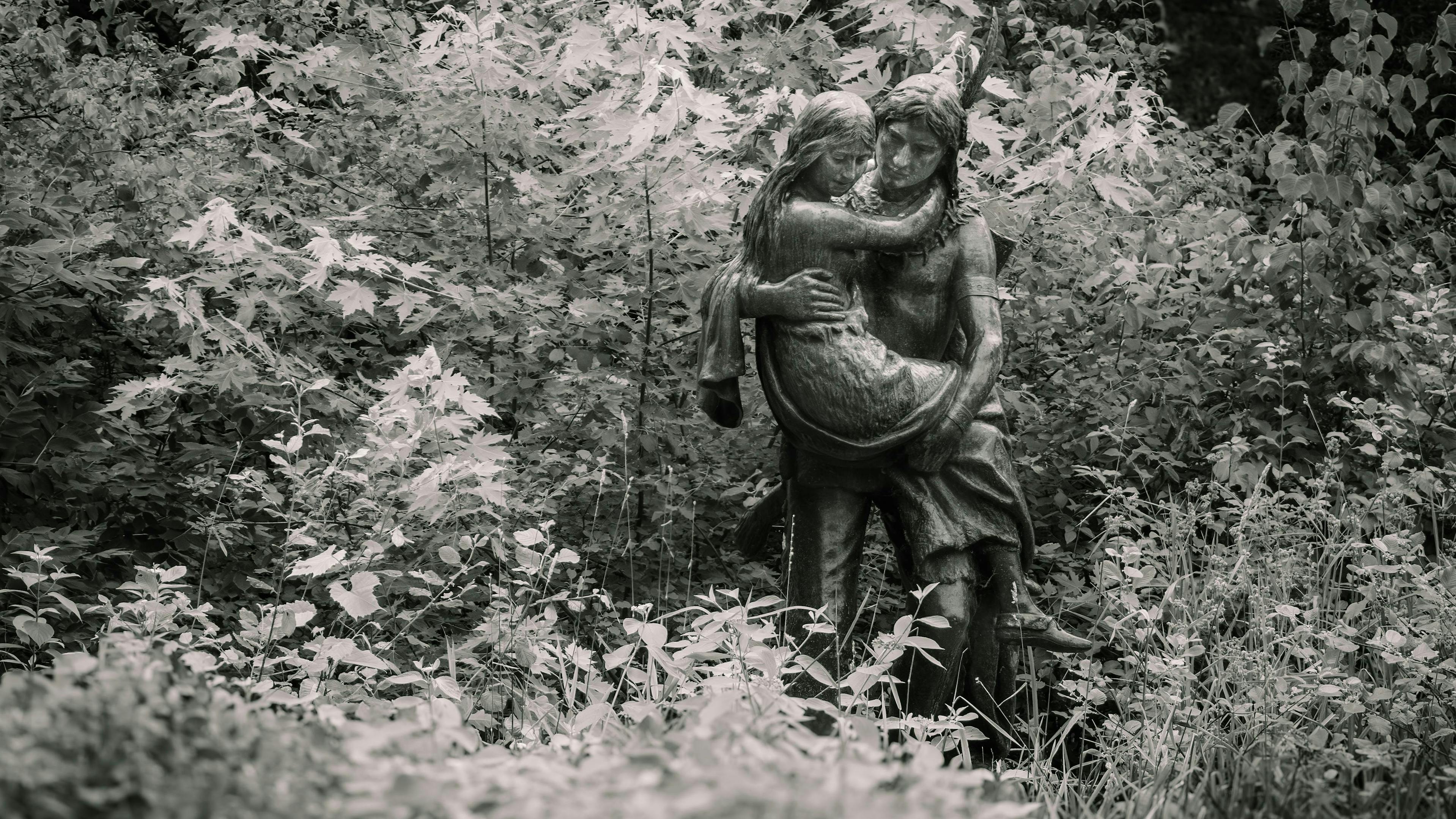 Bronzeskulptur, die Hiawatha im üppigen Grün im Minnehaha Park, Minneapolis, darstellt.