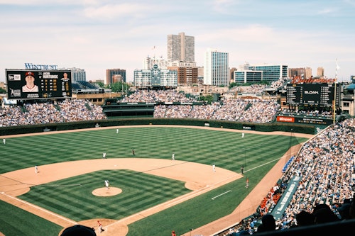 Weitwinkelaufnahme des mit Zuschauern gefüllten Wrigley Field während eines Baseballspiels in Chicago.