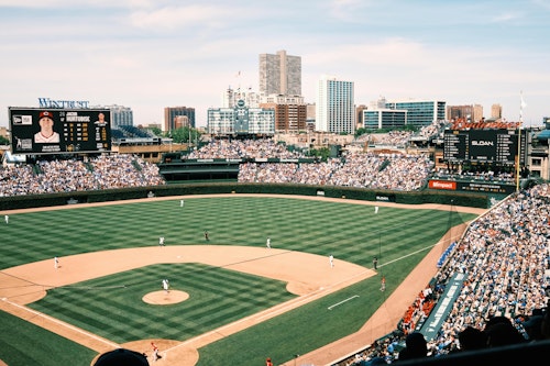Weitwinkelaufnahme des mit Zuschauern gefüllten Wrigley Field während eines Baseballspiels in Chicago.
