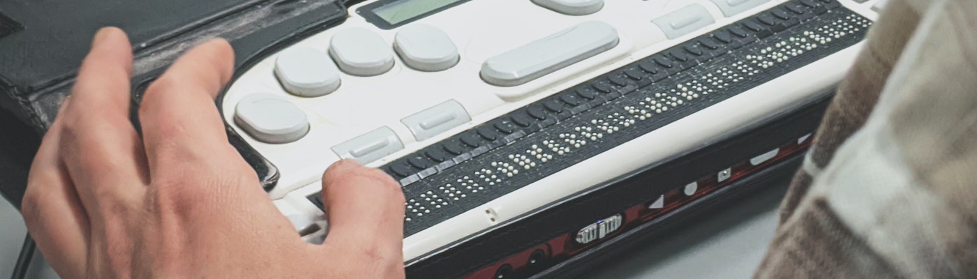 Op de afbeelding ziet u een braille-lezer