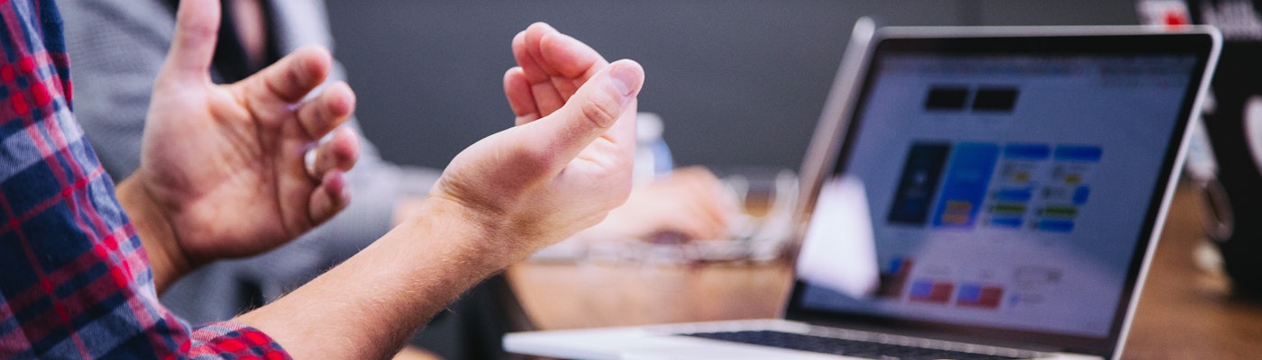 Op de afbeelding vind een overleg plaats